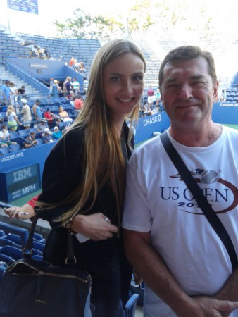 S kým to ten šéf TOM pózuje?